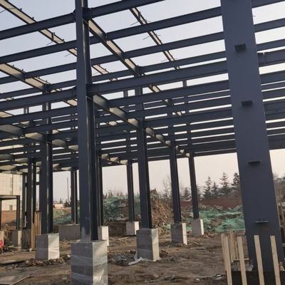 ورشة عمل لبناء الهياكل الفولاذية الخفيفة ذات المدى الكبير مع عمود الرافعة