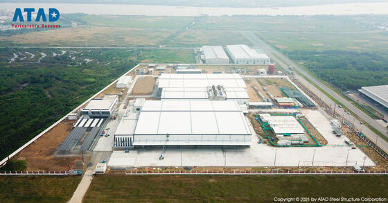 ورشة عمل لتجهيز الهياكل الفولاذية الخفيفة الكبيرة مع أعمدة رافعة