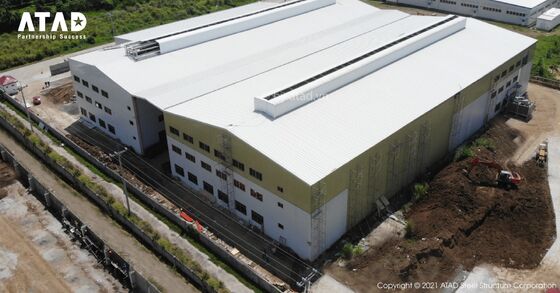 مبنى مكتبي كبير من الصلب مسبق الصنع به سقف مائل وأساس خرساني