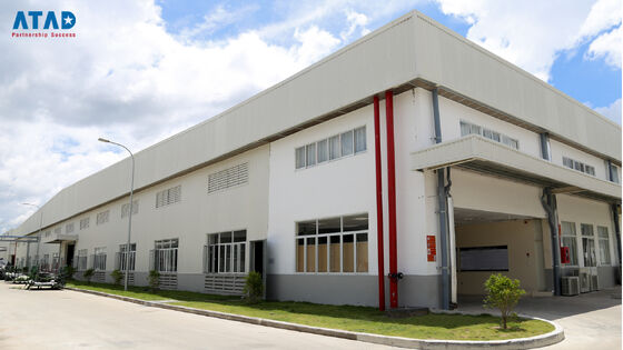 مبنى مكتبي كبير من الصلب مسبق الصنع به سقف مائل وأساس خرساني