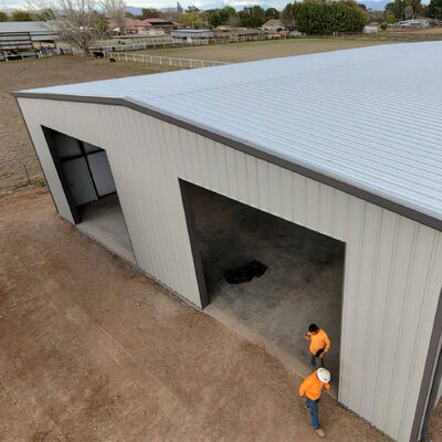 ورشة إنتاج وتجهيز الهياكل الفولاذية ذات السقف المائل